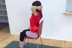 丸い背中を解消！デスクワークの合間にできる姿勢改善ストレッチ