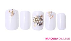 銀箔の世界に煌きの花が咲く「インパクトビジュー」ネイル | lMAQUIA