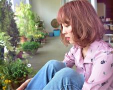 ピンクベージュのヘアカラーがトレンド♡どこか優しげな印象になれる