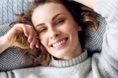 10秒の簡単ケアで－5歳の顔に！？老け顔の原因「あごのたるみ」解消！