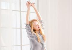 辛い首や肩、腕の疲れに！1日3回のお手軽ストレッチ