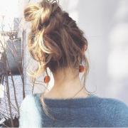 欲しいのはさり気ない色っぽさ♡定番ニットを100倍魅力的に着こなすヘアアレンジ