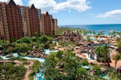 新衣装のミッキーマウスやミニーマウスに祝福される「ディズニー・フェアリーテール・ウ