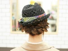 ツバの下から見える編み込みがオシャレ！ハットに合わせる簡単編み込みヘアアレンジ♪
