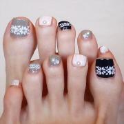 真冬のオシャレを足先にも！ 手描きで可愛いノルディックネイル【ギ☆のセルフネイル手本