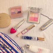 いつもキレイにはワケがある♡女度が上がるポーチの「名脇役」アイテム10選