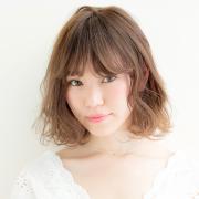 顔まわりのパーマで小顔効果アップ！ 首筋までキレイに見せるウェーブボブ | lMAQUIA