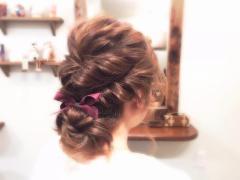 視線くぎ付け！くるくる巻き込みのかわいいシニヨンくるりんぱヘアアレンジが華やか