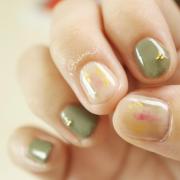 上品とおしゃれのいいとこ取り。アラサーに映える「カーキネイル」見本帳