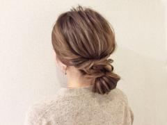 シンプルな時短ヘアアレンジがやっぱり最強。結んでねじるだけでできるラフお団子の作り