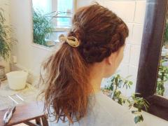 ガーリーアクセとの相性抜群！編み込みミックスのゆるポニーテールヘアアレンジ
