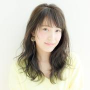 心地よいラフ感で髪を柔らかく見せる、大人な抜け感ウェーブロング | lMAQUIA