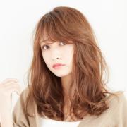 硬い髪がふんわり仕上がる！ 抜け感ウェーブ×ショコラベージュの甘髪マジック | lMAQUIA