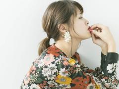 普通のポニテを100倍可愛く見せる！ 顔周りの「後れ毛」を使ったヘアアレンジ術