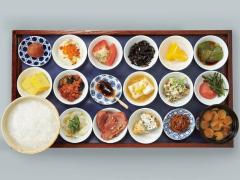 【謹賀新年】お盆にド～ンッと18皿の朝ごはん！ 「築地本願寺」のカフェでいただく至福の