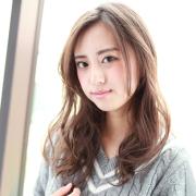 可愛いもかっこいいも両方叶う、甘辛ウェーブで横顔美人に【ロングヘア編】 | lMAQUIA