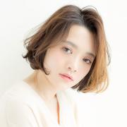 ワンレンボブだからこそ叶う、大人カジュアルな色っぽカールボブ | lMAQUIA