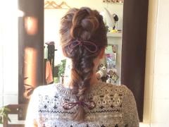 お出掛けにぴったり！こっくりカラーに合う大人かわいいフィッシュボーンアレンジ