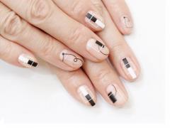 アーティスティックなミニマルデザインネイル。クリアベース×モノトーンでシンプルに！