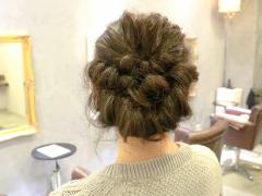 波ウェーブ×くるりんぱ！ふわふわシニヨンのアップスタイルでこなれラフな雰囲気に♪