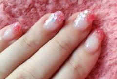 キラキラネイル12選｜シンプルなラメグラデーション、冬らしいピンク・白のキラキラデザイ