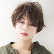 クールな魅力に女らしさが潜む、ユニセックスなマッシュショートヘア | lMAQUIA