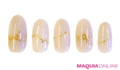 流れるラインが繊細な輝きを放つ、「大人リボン」ネイル | lMAQUIA