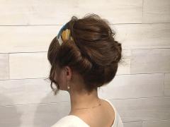 人気のヘアバンドを使ったギブソンタックが、ミディアムヘアさんでも簡単にできちゃう♪