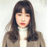 ノンパーマでニュアンシーに。たっぷりの束感が新しい暗髪ストレート | lMAQUIA