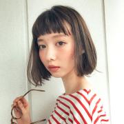 シンプルで感度高め！ ワイドバング×ブルーカラーの最先端ミニマルボブ | lMAQUIA