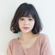 大人カジュアルなおしゃれボブは、重めシルエット×ふんわり毛先がカギ | lMAQUIA