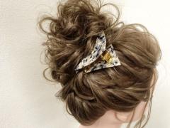 ヘアアクセで簡単にゆるっとキメる。ヘアアレンジを格上げする三角クリップに注目！