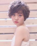 ショートカットのゆるふわパーマでこなれ感急上昇♡