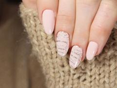 洗練された指先を演出するホワイトネイルデザインでステキ女性に。