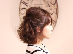 1分で完成！オイルトリートメントとヘアゴムで作れる簡単ねじりハーフアップ