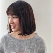 ミディアムボブはストレートでナチュラルな美しさを引き出して