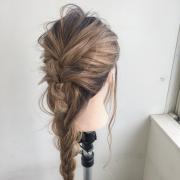 ゆるふわ大人の三つ編みで簡単アレンジ♪やり方や長さ別におすすめヘアアレンジをご紹介