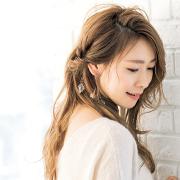 ヘアアレンジ｜片サイドWくるりんぱで、色気ある大人っぽ仕上がり |