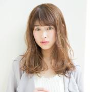 美人見せ効果抜群！ 柔らかくてフワッとまとまるエアリーロングウェーブ | lMAQUIA