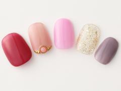 【365日ネイル】春の夜のお出かけになじむ“短い爪×女らしいカラー” |