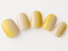 【365日ネイル】GW前の気持ちを引き締める！　凛とした表情のベージュ～イエローの縦グラデ