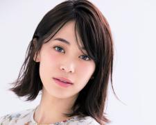 デコルテのスモーキーなモーヴピンクリップで上品レディーに変身 |