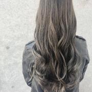 明るめカラー、ブリーチでやっちゃうなんてもったいない！ハイライトでさりげなく出すの