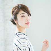 手抜きに見えない！ 崩れにくい！ ストレートヘアを活かした上品アレンジ | lMAQUIA