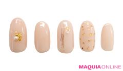 ゴールドの輝きをちりばめた「ピンクベージュ」ネイルで、好印象を手に入れて！ | lMAQUIA