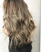 後ろ姿は外国人！？カラーの透明感と毛の重さで作るネイティブスタイル♡