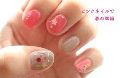 春は思いっきりピンクなネイルカラーで、大人の指先を彩って