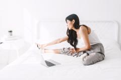 疲れをほぐしてしなやかに。寝る前の「ダイエットストレッチ」3つ