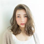 太い髪も硬毛もフワッ！ シースルーカラーが決め手の春顔ウェーブミディ | lMAQUIA