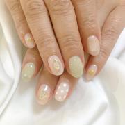 清楚な手元を演出。爽やかカラーベースの春ネイル♡